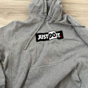 Praktiskt sätt oanvänd Väldigt skön och varm Hoodie Pris kan diskuteras 