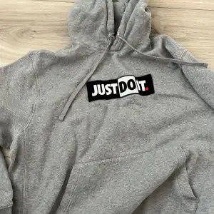 Praktiskt sätt oanvänd Väldigt skön och varm Hoodie Pris kan diskuteras 