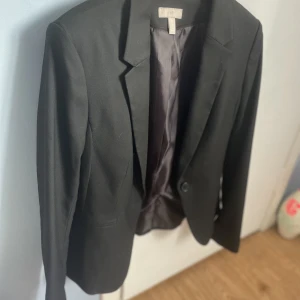 H&m kavaj - Fin kavaj , inga defekter så långt som jag kan se. Legat i garderoben ett tag därav tror jag att någon annan kan ha användning för den mer Finns hund i hemmet :)