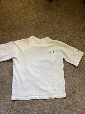 Tshirt district 46 - Cool tshirt från junkyard med tryck på ryggen, lite kortare i längden och längre i armarna, vet inte pris då det var en present, storlek xs men som s/m, fint skick inte använd så mycket men det är en liten fläck på baksidan, kan skicka bild om så önskas:)