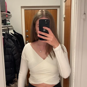 Ribbad omlott tröja - En vit ribbad omlott tröja från Nelly (NLY TREND)💓 Fin detalj i ryggen, samma v-ringning fram som bak😍 Använd endast ett fåtal gånger😇