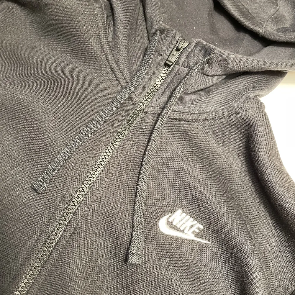 Säljer min svarta Nike zip-hoodie för att den va lite för liten. Inte använd mkt alls. . Hoodies.