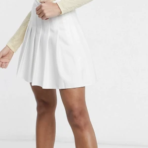 Vit kjol - Vit tenniskjol från asos, i princip oanvänd. Skriv för egna bilder!!