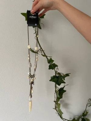 Fint halsband  - Ett oanvänd halsband från Glitter. Finns inte att köpa i butik längre. Mycket gott skick. Väldigt fint och passar till många olika stilar.🤍