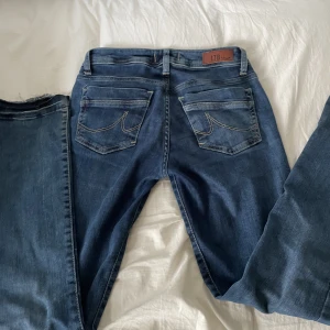 Ltb jeans 24/30 - Jättesnygga ltb jeans i nyskick. Uppsprätta längst ned pga att dem var förlänga för mig men går lätt att sy upp. Säljer för att dem tyvär är försmå.