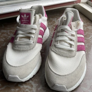 Adidas skor - Adidas sneakers. Storlek 38 och 2/3. Aldrig använda, säljer pga för små. 