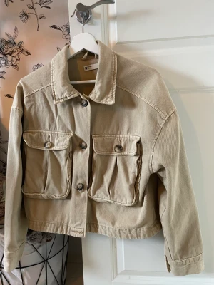 Cargojacka - Jacka från gina som är inköpt förra året, inte min stil längre 🥰🤎