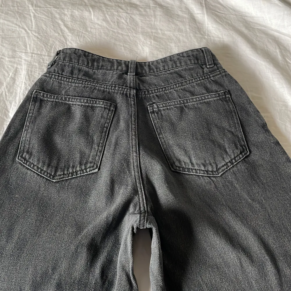 Snygga svarta jeans, säljer pga av för små. Jag är ung 160 🫶 Köparen står för frakt. Jeans & Byxor.