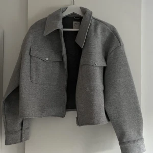 Grå kort kappa  - Säljer denna gråa korta kappan från ONLY. Aldrig använd. Storlek M. Frakt tillkommer🤍