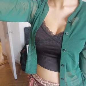 Transparent grön skjorta/kofta - Mörk grön skjorta/kofta/tröja(vet inte riktigt vad det är kallat). Aldrig använd. 