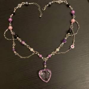 Snyggt halsband med kedja och lila färg💜 Kan justeras till person! Handgjort av mig🌸 frakt kostar extra 