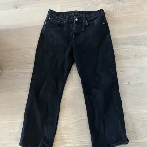 Svarta straight leg lågmidjade jeans från weekday 