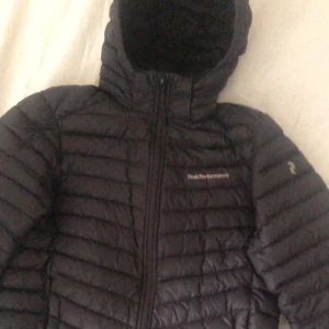 Peak performance jacka  - Använd lite förre sommaren säljs då den är för liten för mig. Det är stolrek m o inget fel på den 
