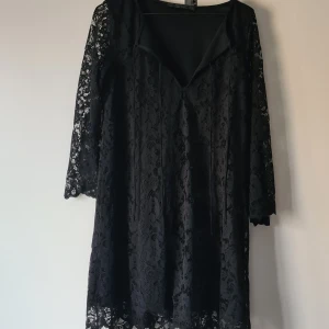 Klänning i spets från zara - Kort klänning i fint skick