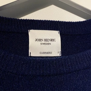 John Henric Cashmere marinblå sweater - Hej, säljer en riktigt schysst marinblå Cashmere Sweater från John Henric. Storlek small, väldigt bekväm och bra skick. Nypris på runt 2000kr. Perfekt inför sommaren med en skjorta under. Priset är inte hugget i sten. Hör av dig vid frågor!