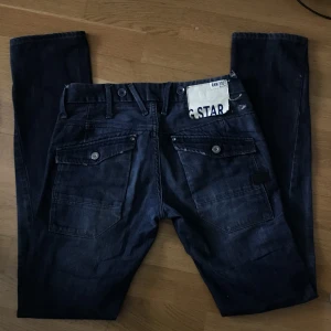 Lowwaist vintage jeans - Asballa lowwaisted jeans av märket G-star. Köpta här på plick men säljes vidare då de är lite för små. 40 cm i midjan tvärsöver och 83 cm innerbensmått, något långa på mig som är 168.