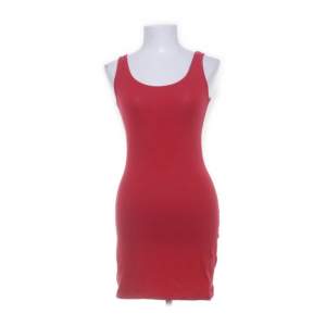 Röd tajt klänning i storlek Xs. Säljs på grund av den tyvärr inte kommit till användning. Pris går att diskutera 