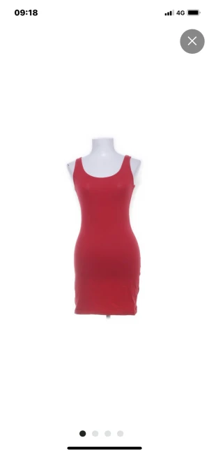 Tajt klänning  - Röd tajt klänning i storlek Xs. Säljs på grund av den tyvärr inte kommit till användning. Pris går att diskutera 