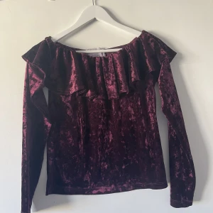 Off sholuder topp - En off shoulder topp i vinröd i sammet liknande material strl 158-164 (kan ha som S typ)