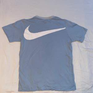 Säljer en babyblue tröja från Nike i storlek 147-158 med en liten fläck på ryggen.   Kolla i min profil för liknande plagg😉