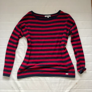 Randig tröja - Långärmad tröja med mörkblå/ röda ränder. Skönt material (40% bomull), inga defekter. Köpt second hand, knappt använd. Markerad som XS men passar S mycket bra! Skriv för frågor och fler bilder🌀