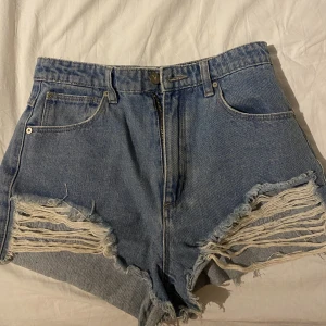Jeans shorts  - Två par jeans shorts från abrand jeans.  Med slitna ditaljer. Dem passar inte mig längre så kan inte dela med mig med flera bilder💕knappt använda super fina (styck pris)
