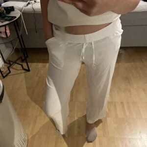 linnebyxor - Ett par vita linnebyxor från Gina tricot som inte kommer till användning längre💕