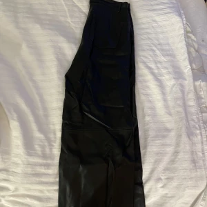 ”Skinn” byxor  - Byxor från lager 157  Säljer på grund av att dom är för korta för mig som är 176. Storleken är M och byxorna är Oanvända.😊🫶