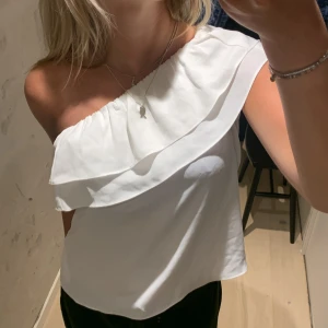 Volang topp - Så fina tröja jag klippt av armarna på ( det syns inte över huvudtaget när tröjan är på då volangerna täcker)🙏🏻 Den går att ha på snedden men även rak. Båda ser lika bra ut💕💕