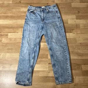 Blåa jeans - Ett par blåa jeans som är lite oversized/tajta, vet inte hur man ska förklara, men ska sitta skönt på