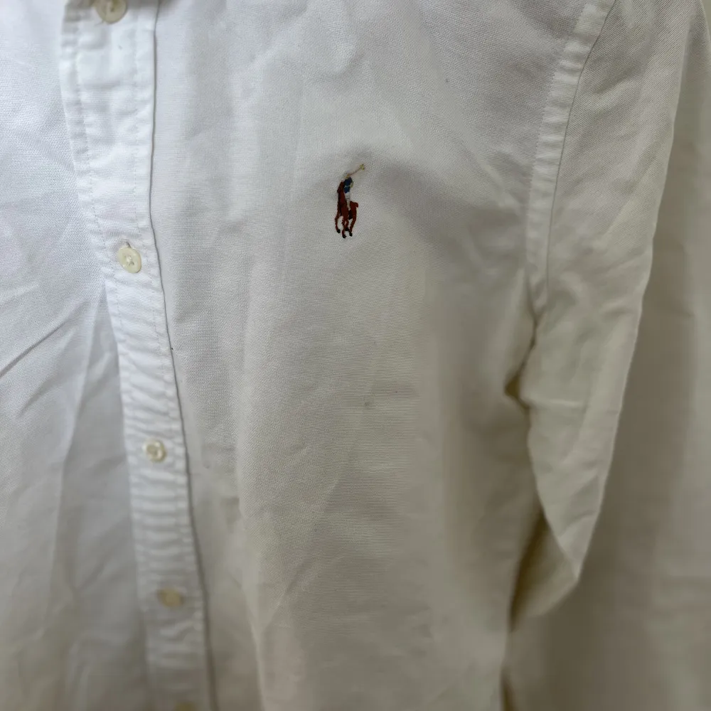 🫶🏻💕✨Säljer en jätte snygg och fräsch vit Ralph Lauren,den är nästan helt ny och är använd ett fåtal gånger✨💕🫶🏻 storlek XS säljer den för 250. Skjortor.