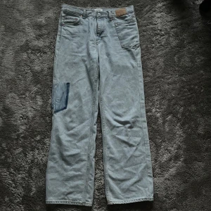 Ljusblå jeans - Ljusblå jeans från weekday. Använda ett fåtal gånger. Passform: straight/baggy/loose  Meddela vid intresse eller köp direkt i appen!
