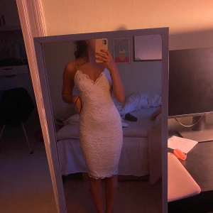  klänning  - Säljer min fina spetsklänning från nelly! Passar perfekt till skolavslutning eller student 🌸 storlek xs, skriv för fler bilder! 