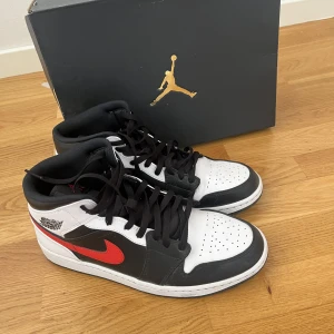 Jordan 1 Mid  - Säljer nu mina Jordan 1 mid bara använda 2-3 gånger så nästan som helt nya.  Box medföljer. Storlek 46 men passar även 45.