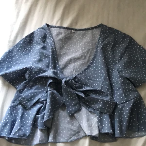Fin blå topp  - Hej, säljer min blå prickiga topp då den aldrig används, den var lite för liten för mig så bara testad och aldrig använd, skriv för frågor eller intresse !💙