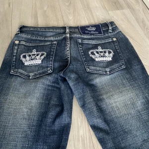 Victoria Beckham byxor - Hej! Nu säljer jag mina fina lågmidjade Victoria Beckham byxor! Är i jättefint skick och har inga defekter eller liknande! Säljer för de är för små på mig, fick inte plats med fler bilder så skriv för fler bilder eller funderingar!😍pris kan diskuteras🫶🏻