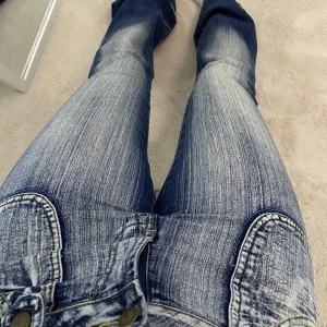 Lågmidjade jeans - As coola lågmidjade jeans från märket auposer. Dessa är lite utsvängda/bootcut. Storlek M men passar på mig som brukar ha XS/S. 