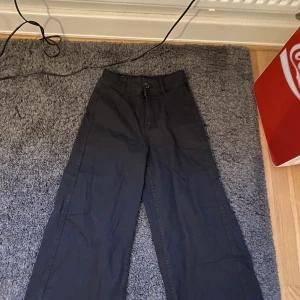 Svarta jeans - Säljer dessa coola svarta jeansen ifrån Bershka. De är lite korta i benen för mig ( har väldigt långa ben) men annars sitter de bra. De är superfina men får ingen användning för de. Storlek: 32