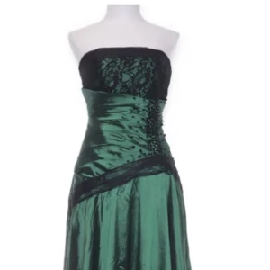 Balklänning grön - Superfin balklänning köpt i höstas på sellpy. Aldrig använd av mig, och lapparna finns kvar. Ser inga defekter☺️ Stänger klänningen i bak med snörning som korsett. Även inbyggda kupor!! Säljer då den passar någon längre än 161, samt nån med större byst. 🫶