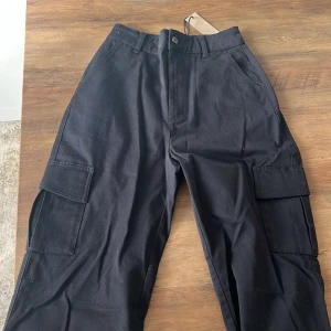 Alice Stenlöf Cargo black, A-dsgn  - Hej!  Det är storlek xxs, svarta,  helt oanvända cargobyxor från Alice stenlöf märke  A-dsgn. 