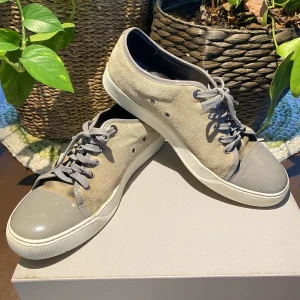 Lanvin Patent Cap Toe Sneakers Beige - Hej, säljer ett par somriga Lanvin Cap Toe sneakers i storlek 9 vilket motsvarar 43/44. De är i använt skick och finns några flaws, kan skicka bild i DM. Med lite kärlek kan de nog bli i betydligt bättre skick. Nypris runt 4000kr. Hör av dig vid frågor!
