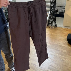 Linnebyxor - Linnebyxor köpt på bikbok förra året. Men nu i sommar börjar dom bli lite kort (är 180) fintskick! Strl L ( skulle säga att dom är mer en M om man vill ha dom lite lösa som dom ska sitta!