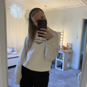 Tröja från HM  - Sweatshirt från Hm med text på, superfin!