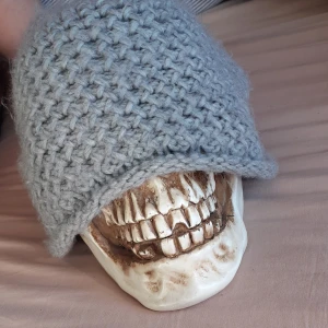 Grå mössa - Grå stickad mössa. Knappt använd. 