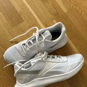 Skor Reebok  - Snygga vita skor från Reebok. Använda en gång inomhus, därav som nya. Väldigt sköna och snygga! 