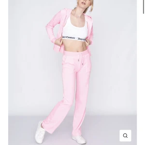Juicy couture set  - Har köpt i fel strl, alla lappar är kvar samt kvitto. Säljer både byxorna samt koftan för 1999