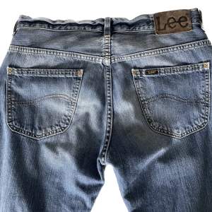bootcut jeans i storlek 36-38 