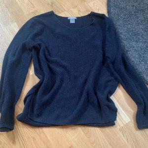 Stickad tröja  - Fin tröja från Lindex. 