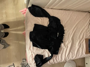 Mörkblå blus - Sjukt fint, använd några gånger. Säljer då off jag inte gillar att visa axlar så mycket.