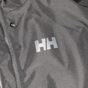 HELLY HANSEN   - En nyskick har inte använd. Fel storlek. Det är en Helly hansen regn det är en vår jacka i två dela men kan ha det på vintern också eftersom den är så varmt. 